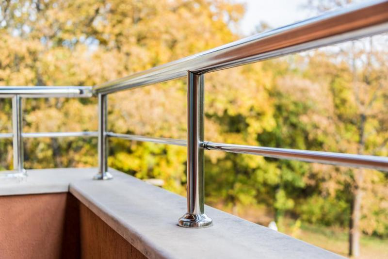 Un garde-corps ou une balustrade s&eacute;curise aussi bien un escalier qu'une terrasse &agrave; Montb&eacute;liard